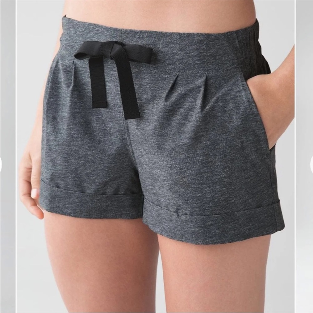 Lululemon 3" Spring Break Away shorts gray 6